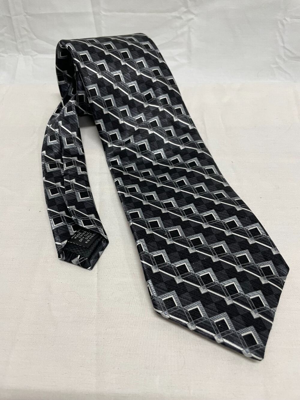Beverly Hills Polo Club Men's 100% Silk Tie Gray & Black Geometric Pattern